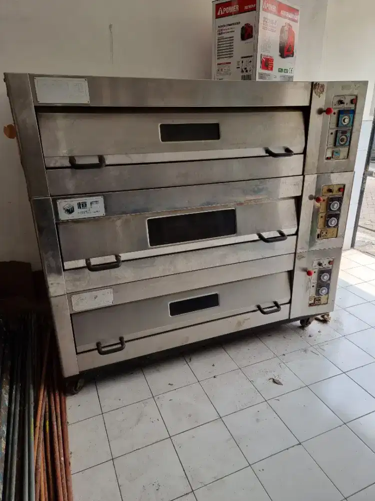 Oven buat industri membuat kue