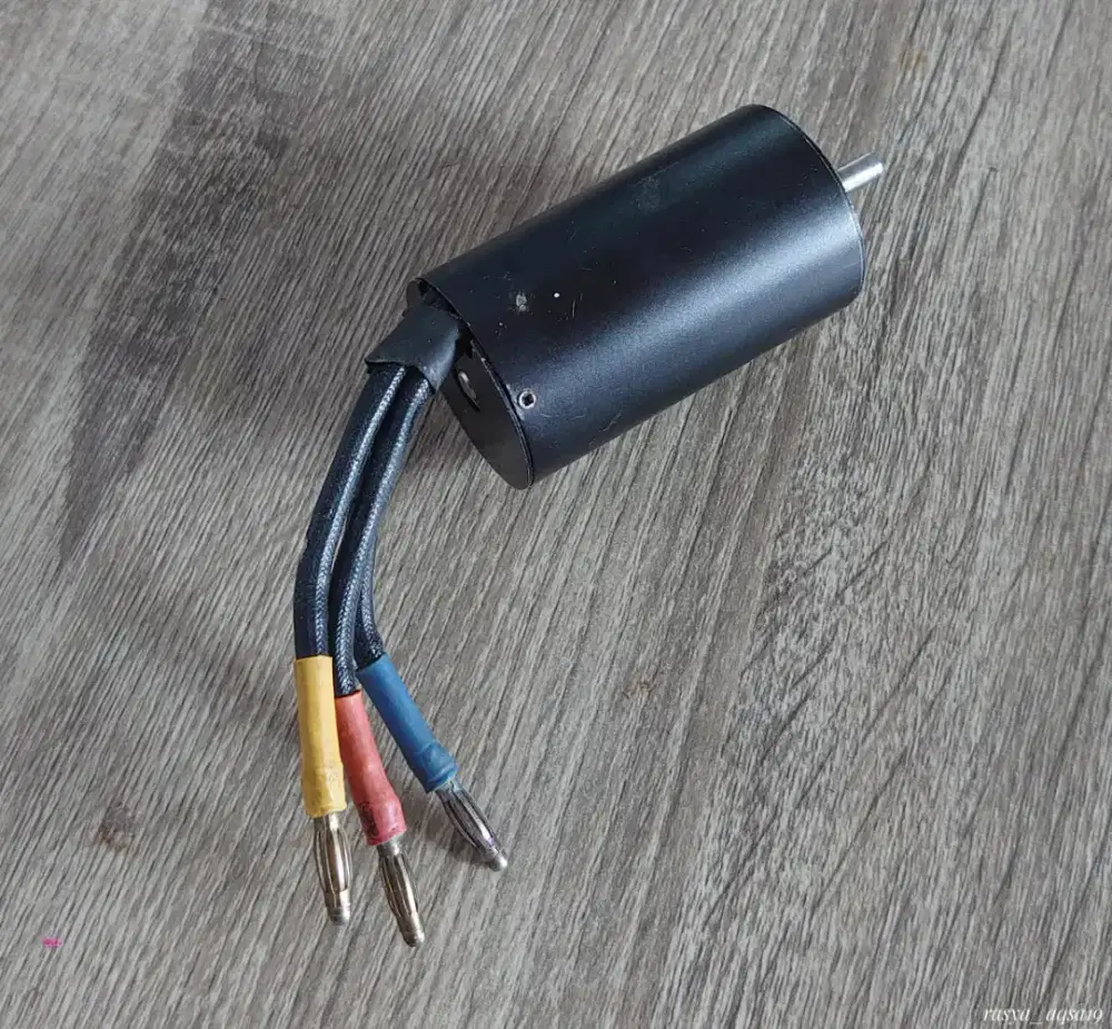 Motor brushless untuk RC skala 1:10 1:8