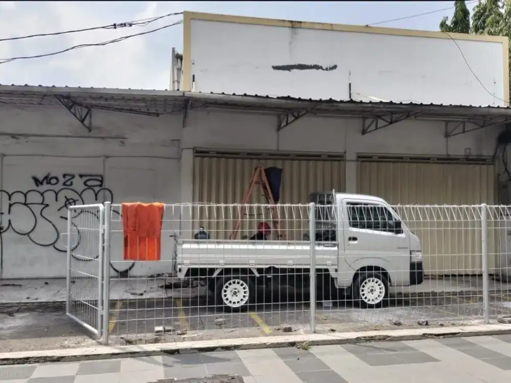 Raya Ahmad Yani Bangunan Komersial Hadap Jalan Raya. Bentuk Tanah Mengecil Belakang