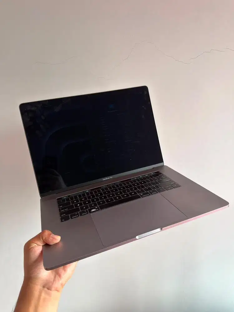 MacBook Pro 2019 15inch CoreI7 16/256 with Touchbar