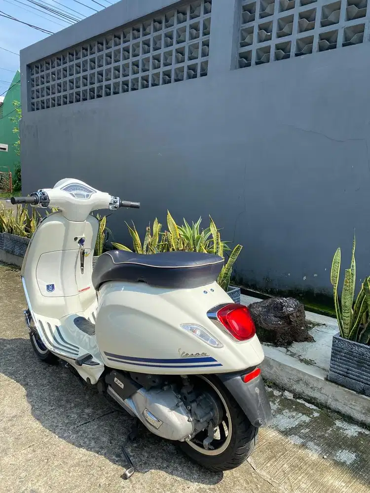 vespa primavera yacht club