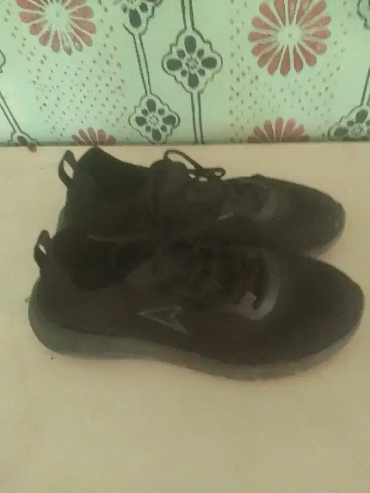 Di jual sepatu kets merk Power