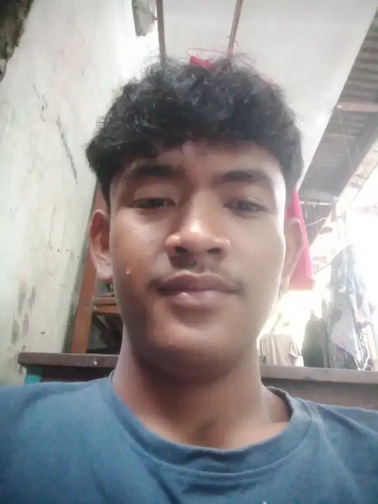 perkenalkan nama saya Arya Wijaya asli Jakarta umur 18 tahun