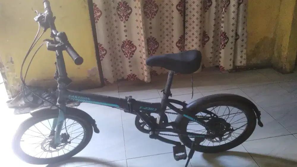 Sepeda lipat warna hitam biru