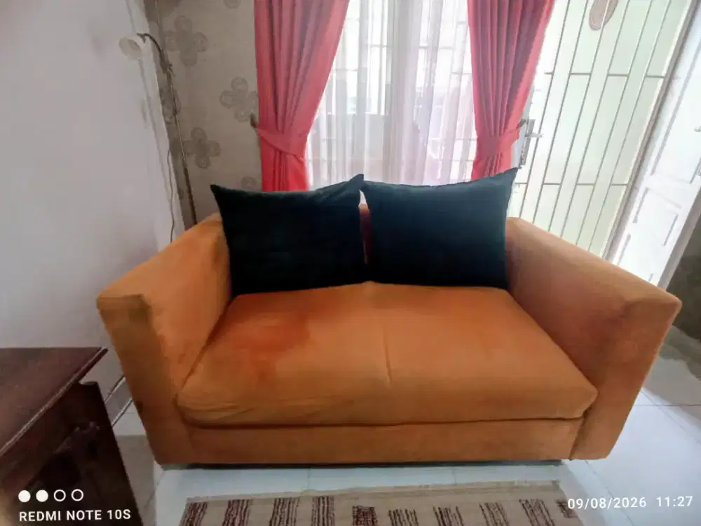 Sofa 2 seater 2 bantal besar