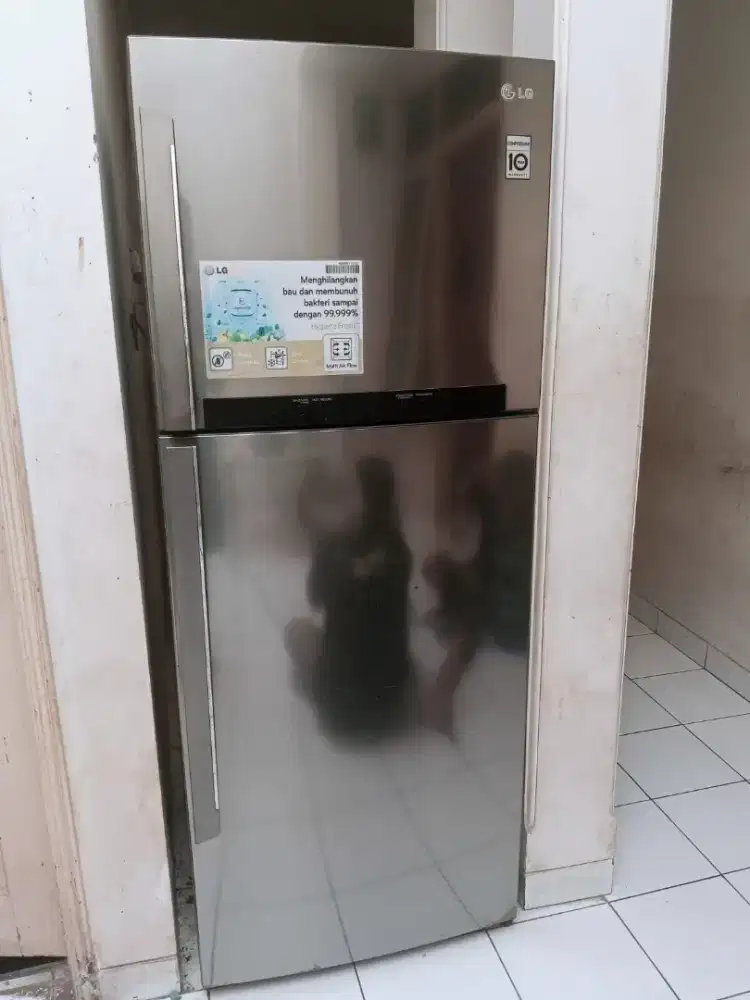 kulkas LG 2 pintu ukuran jumbo (Tipe GN-M492GLH), kapasitas ±450L.