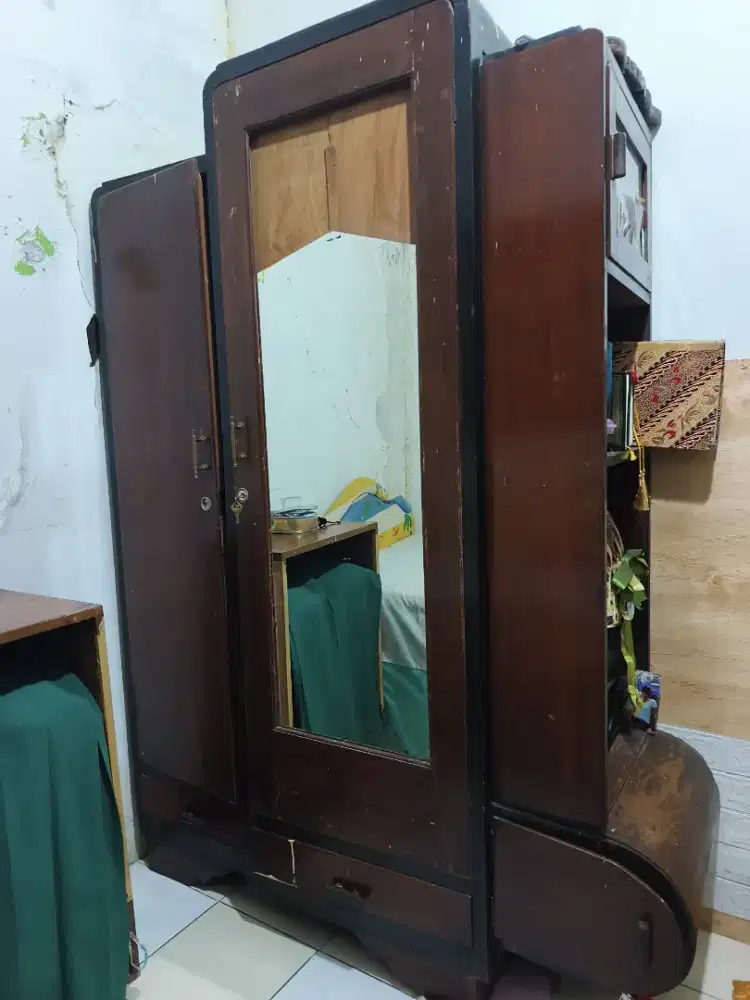 Lemari kayu jati tua