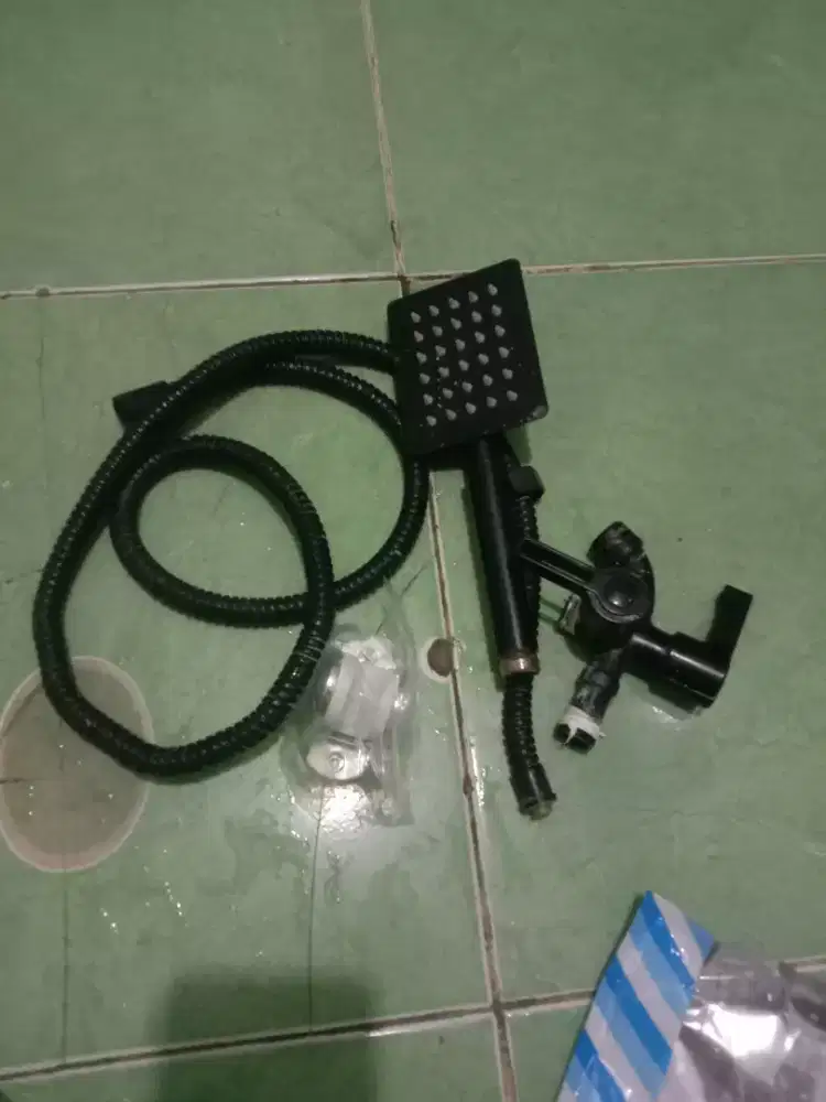 Dijual Shower +kran 1 set daerah Halim jkrta