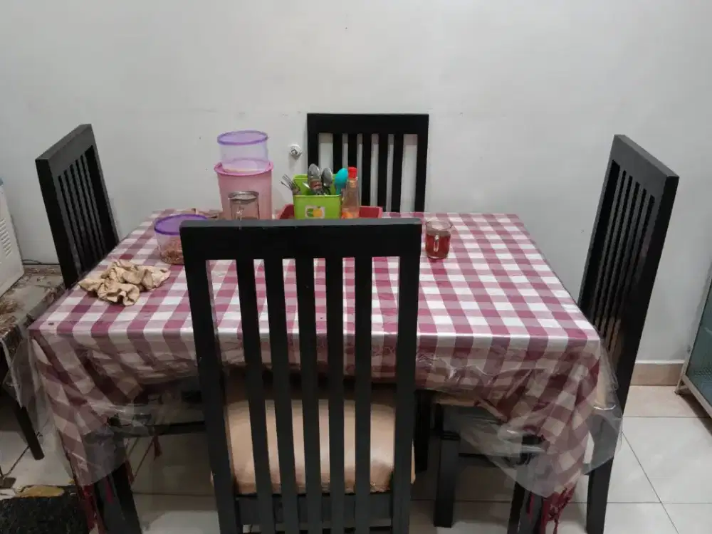 Jual meja makan minimalis 4 kursi  masih bagus