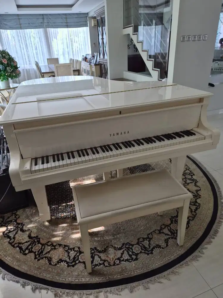 Dijual Grand Piano merek YAMAHA Warna Putih Terawat