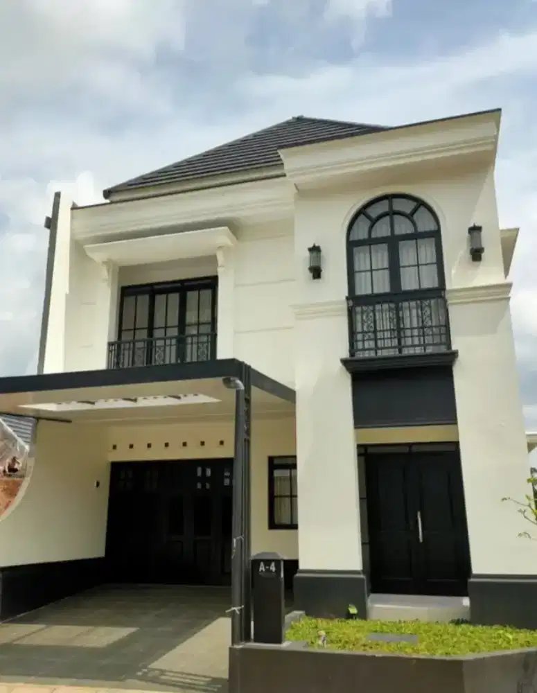 Rumah mewah 2 lantai strategis samping lapangan bumi rejo