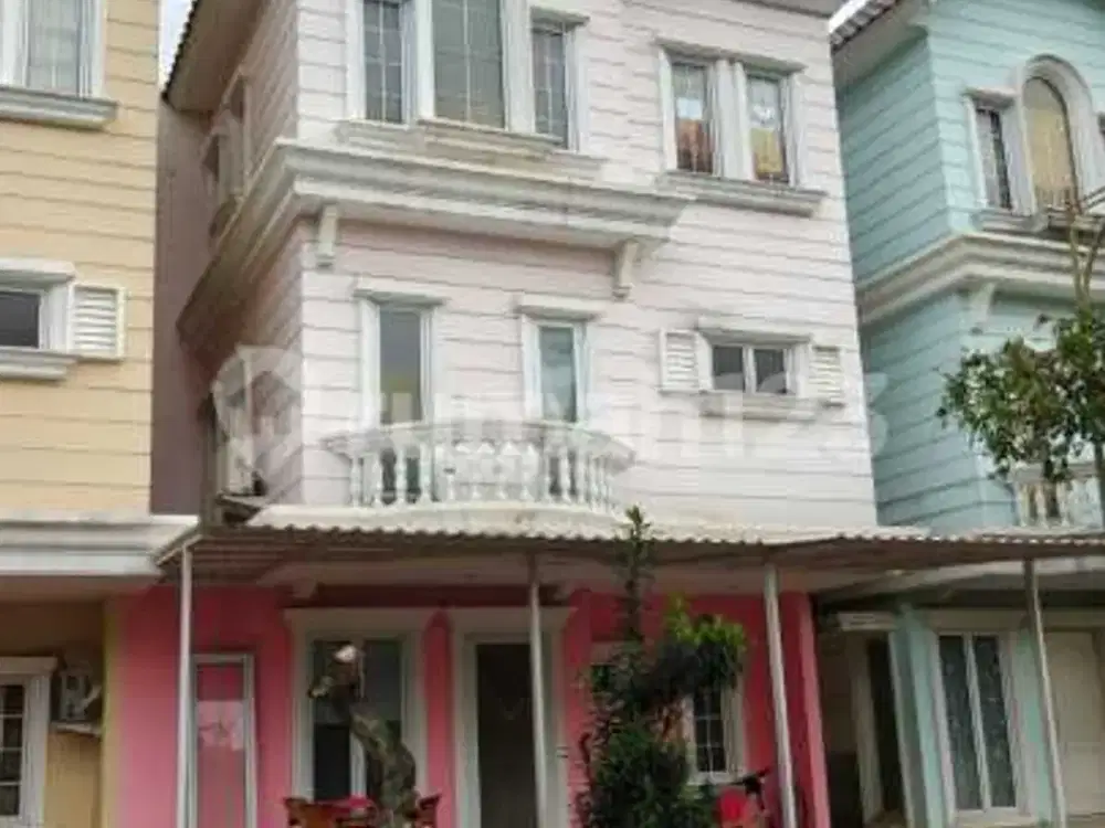 Dijual Rumah Sudah Renov 3 Lantai Depan Kolam Renang di Montana Village Gading Serpong