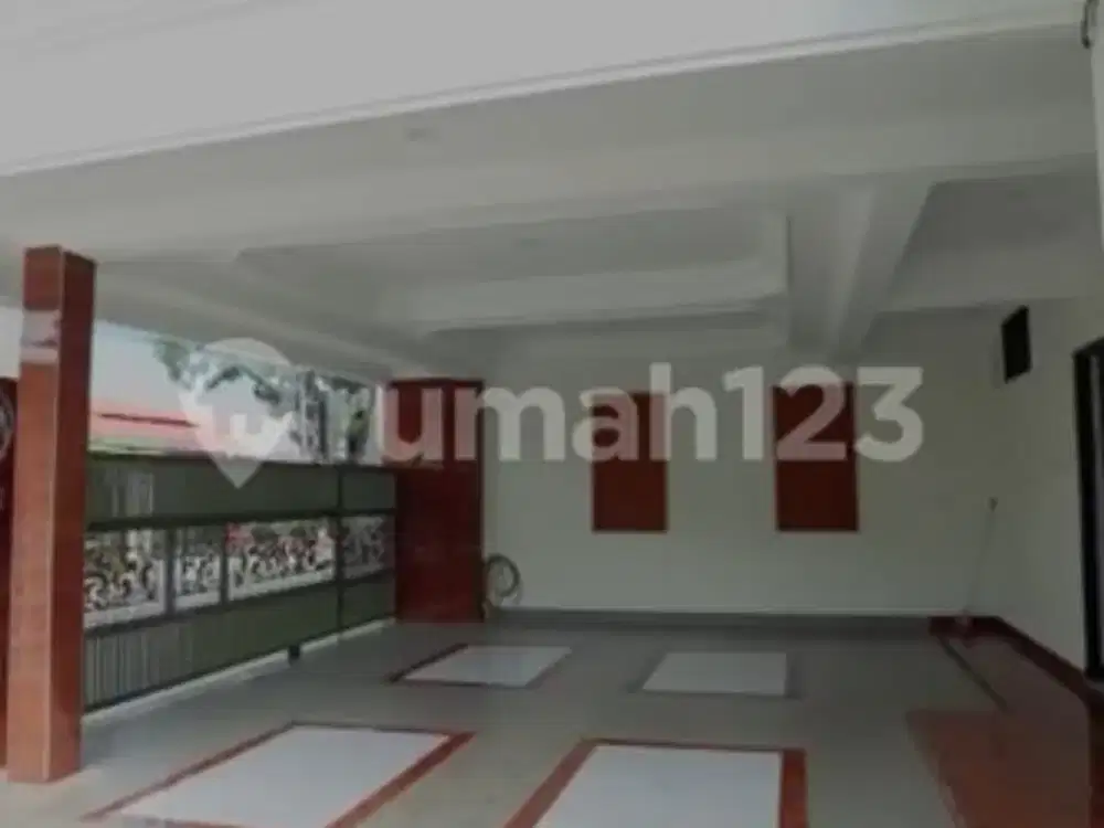 Rumah Pinggir Jalan Ciganjur Jakarta Selatan