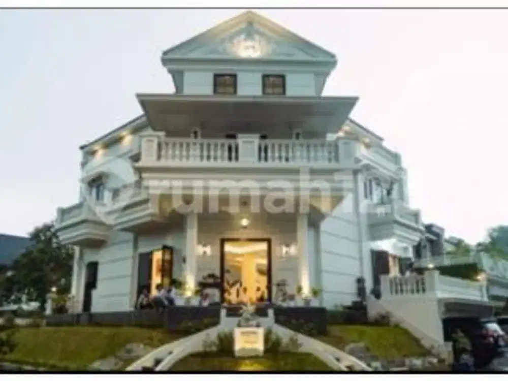 Rumah Mewah Classic Modern di The Green