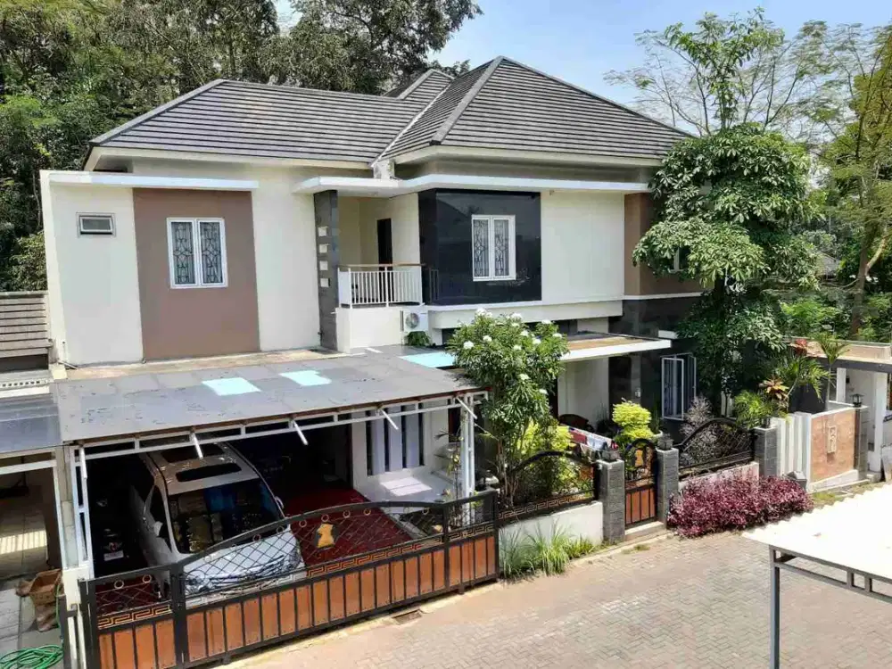 dijual rumah mewah full furnished dengan kolam renang disebelah utara stadion maguwoharjo