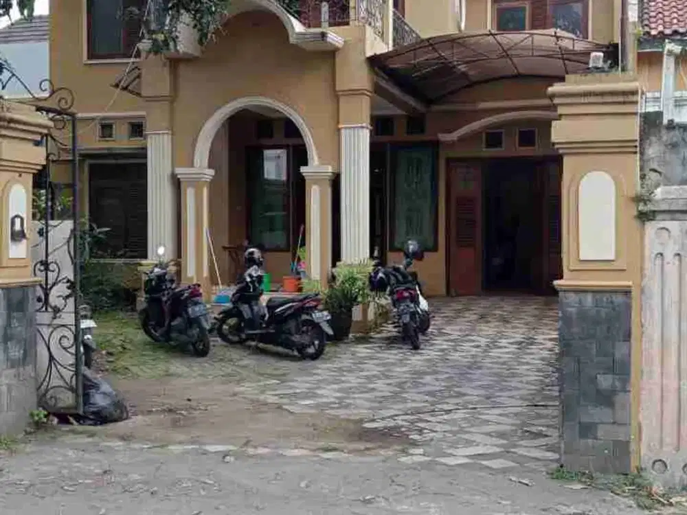 disewakan rumah 2 lantai dengan ukuran tanah Luas dan letak strategis di pelemsewu