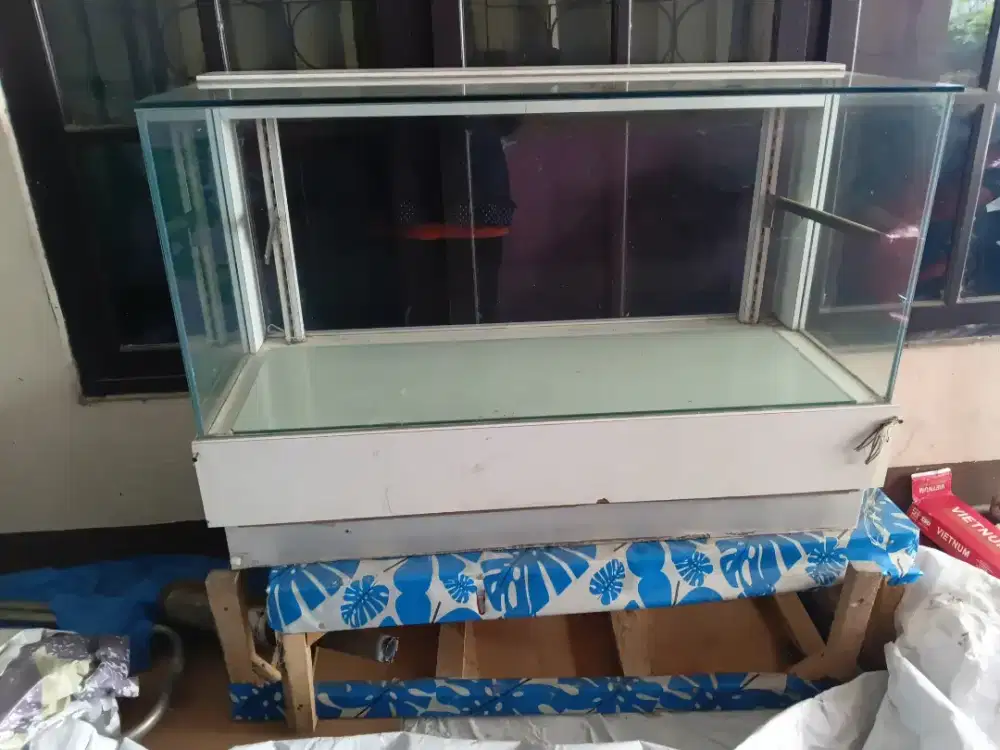 Etalase tebal dan Meja lesehan 2 pcs