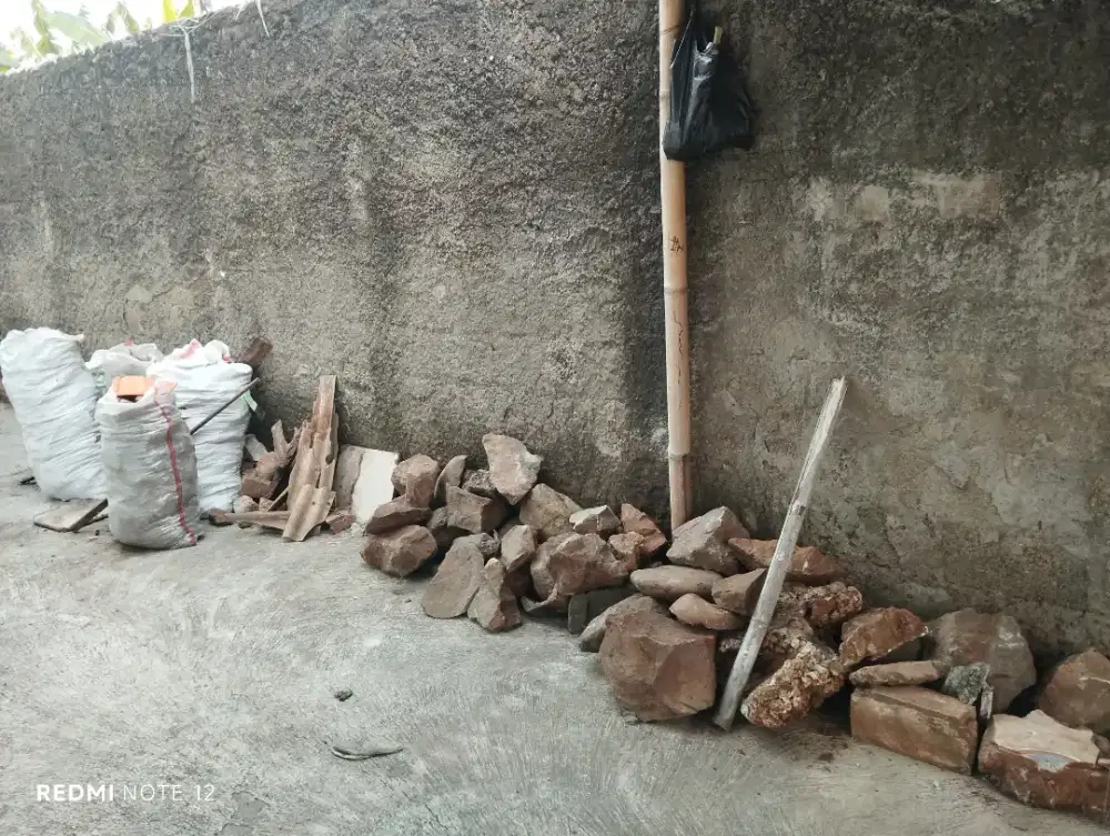 Ambil gratis batu dan tanah