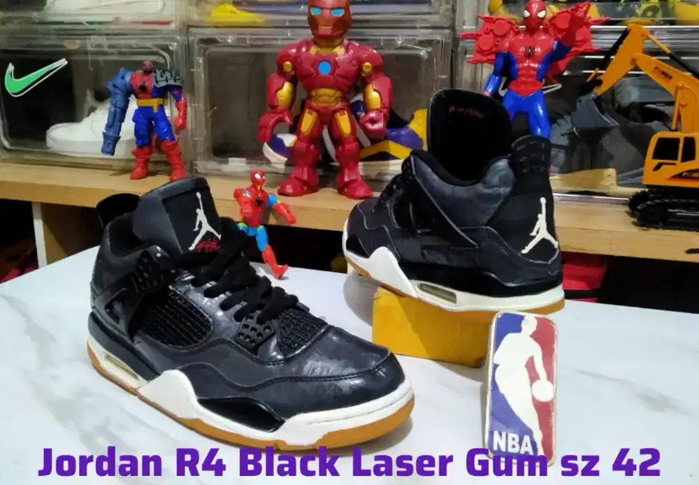 Sepatu Basket Nike Jordan Retro 4 Black Laser gum