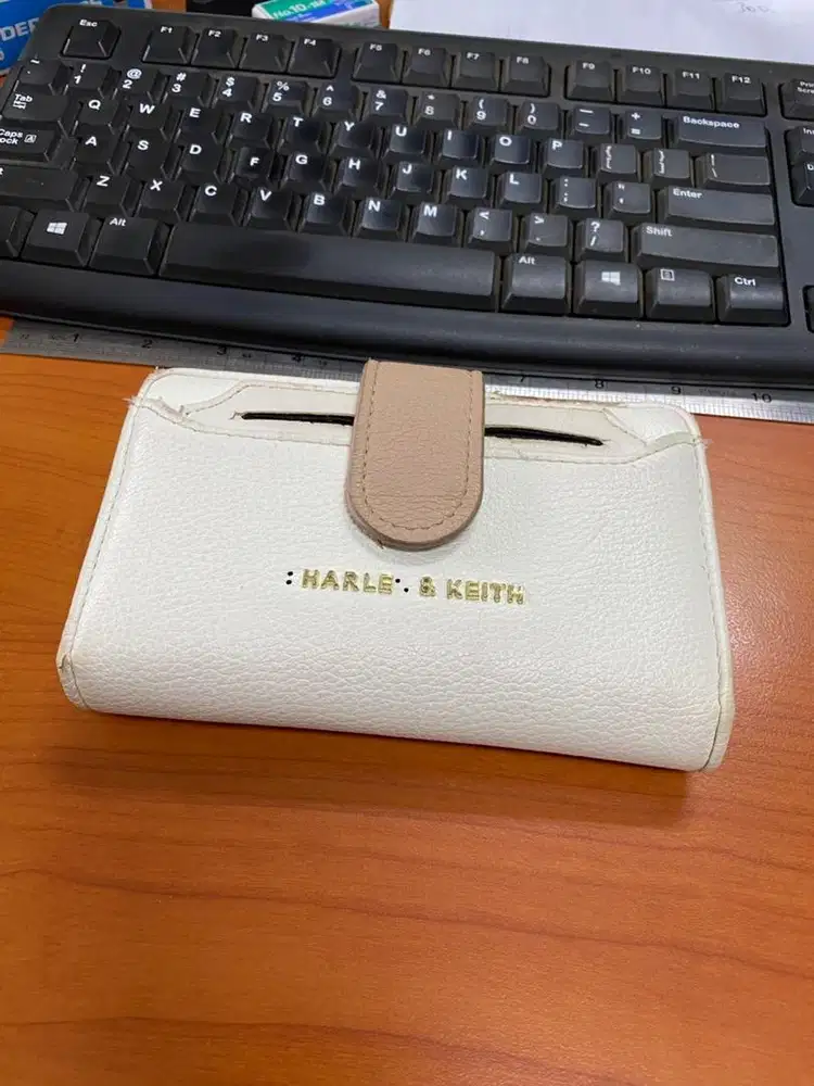 Dompet Asli CHARLES & KEITH(hrg baru: Rp. 850.000)
