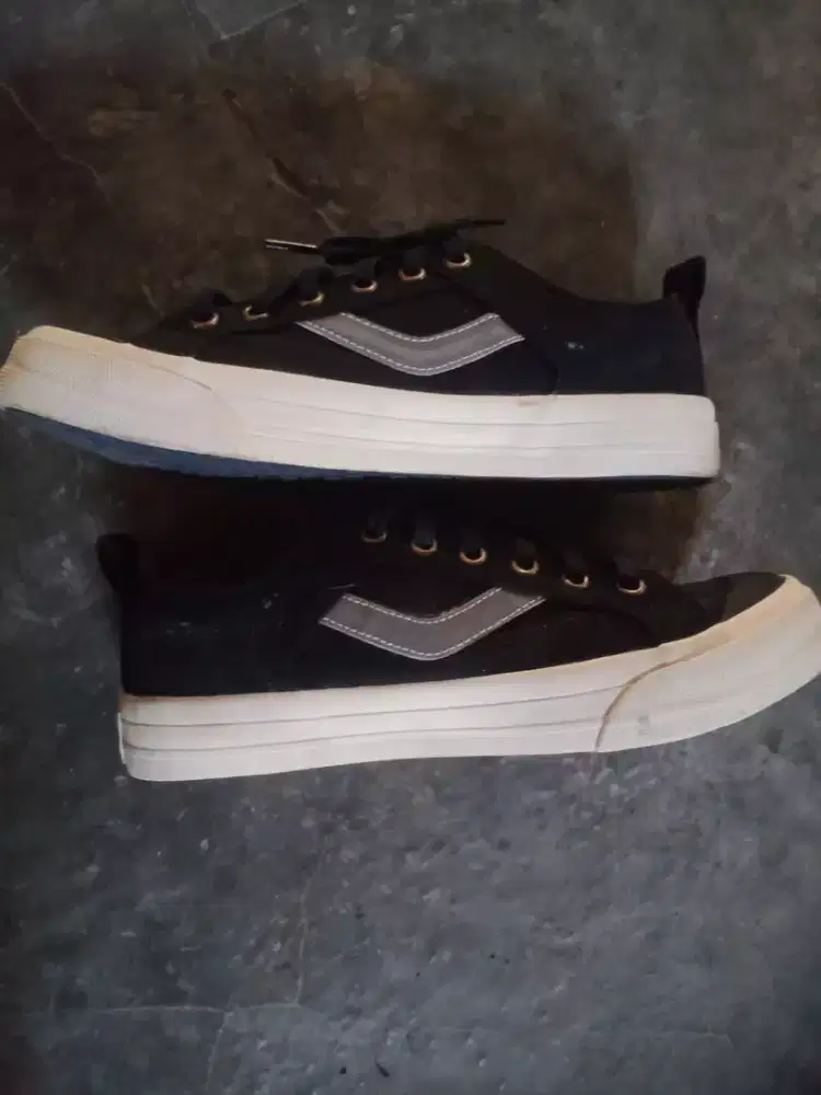 sepatu ventela public low