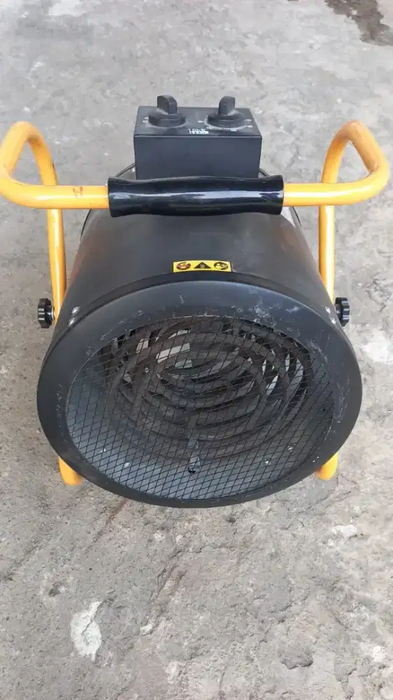 Warm Air Blower Pemanas Udara Fan Heater Industri merek QUBE d MDG-10.