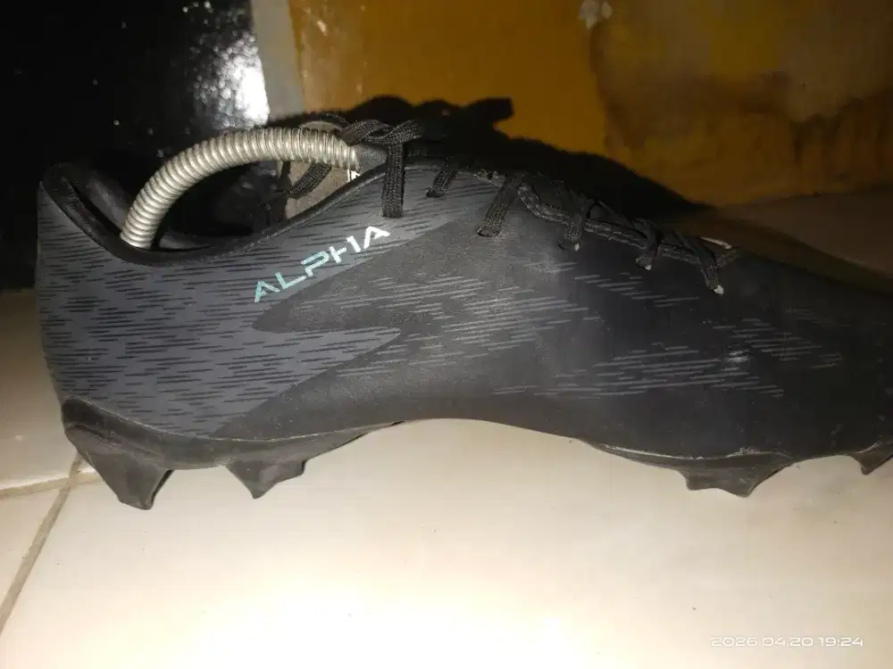 Sepatu bola SPECS Alpha pro
