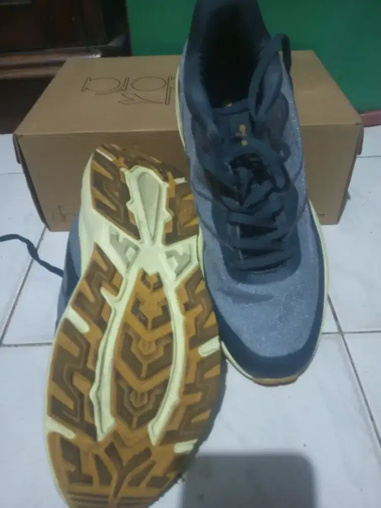 Sepatu Diadora size 42