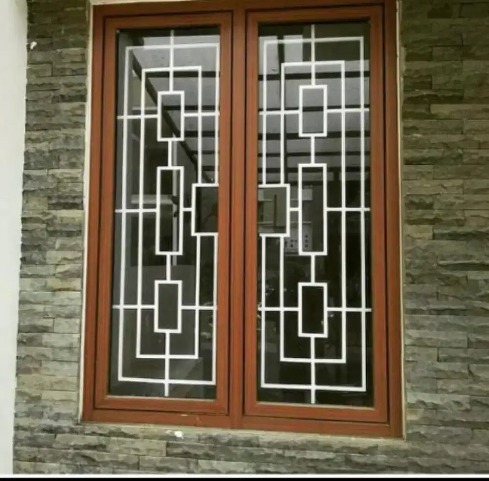 Teralis jendela model minimalus dan bunga