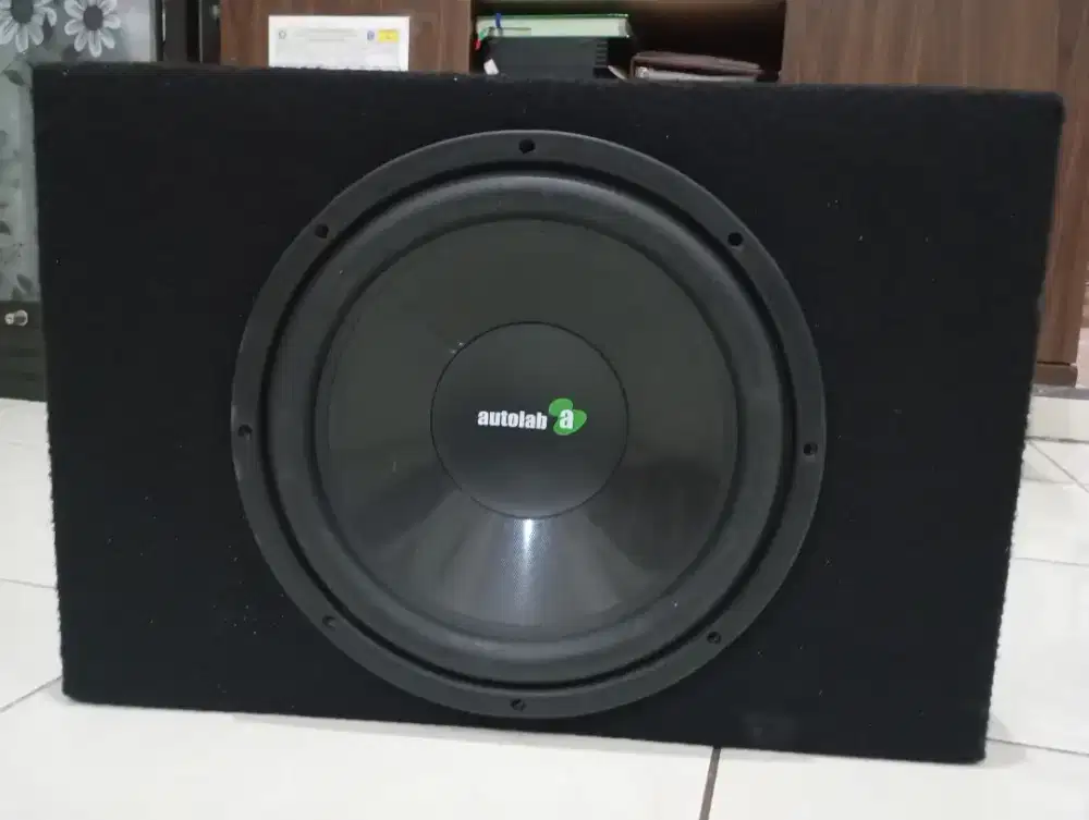 Subwoofer Kolong Mobil
