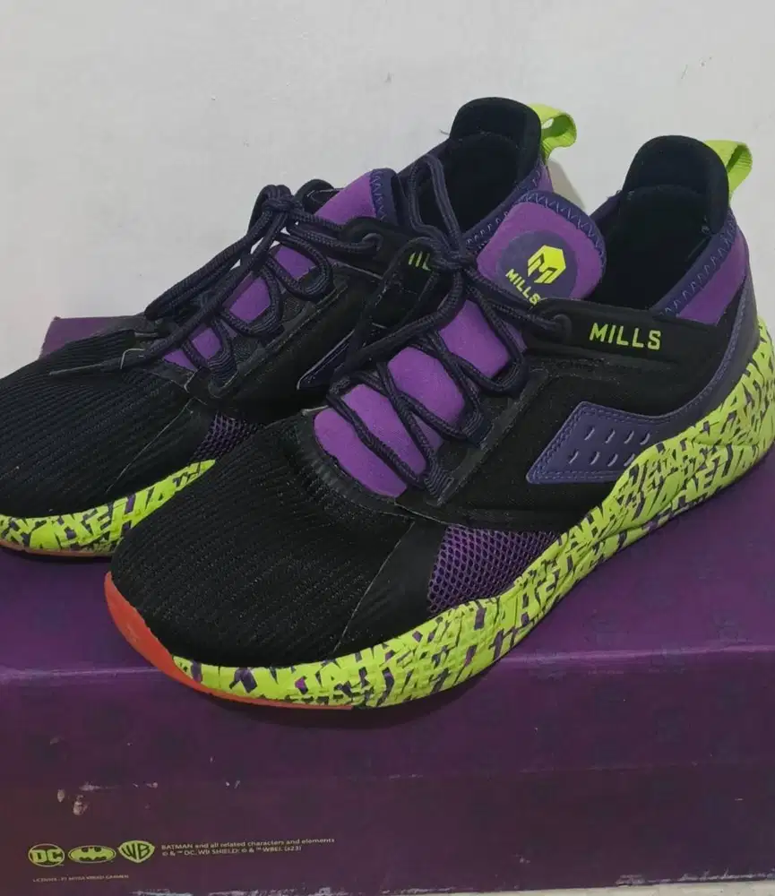 Sepatu casual Mills