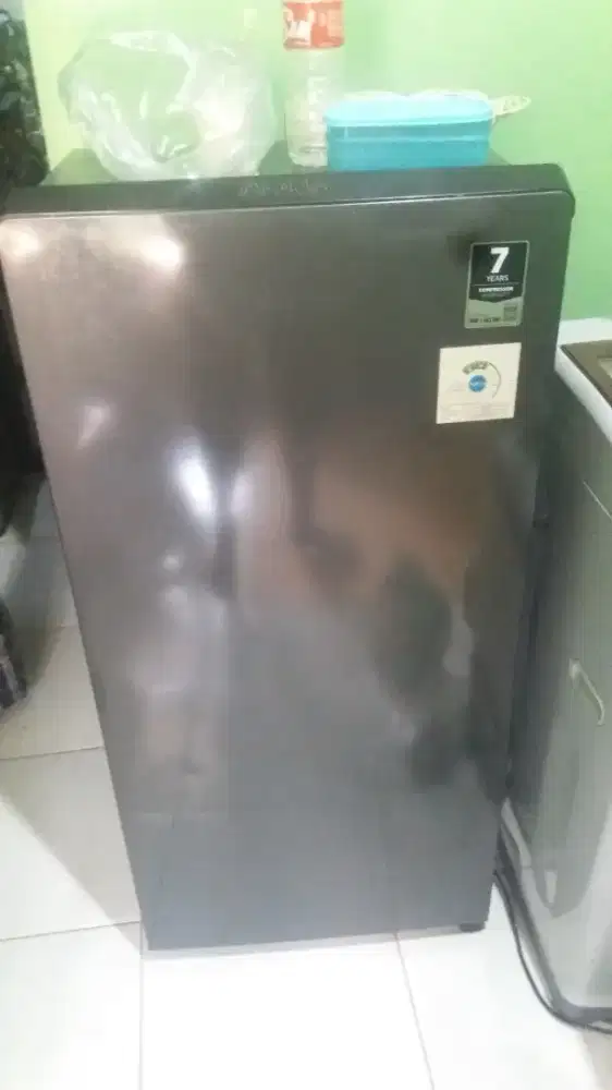 Kulkas 1 pintu merk AQUA normal dingin beku nego tipis