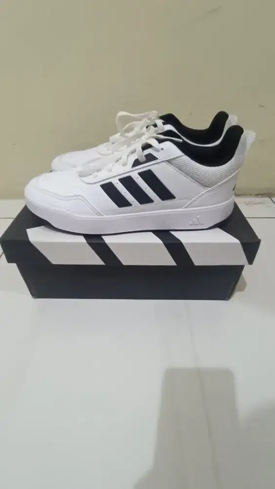 Sepatu Adidas baru