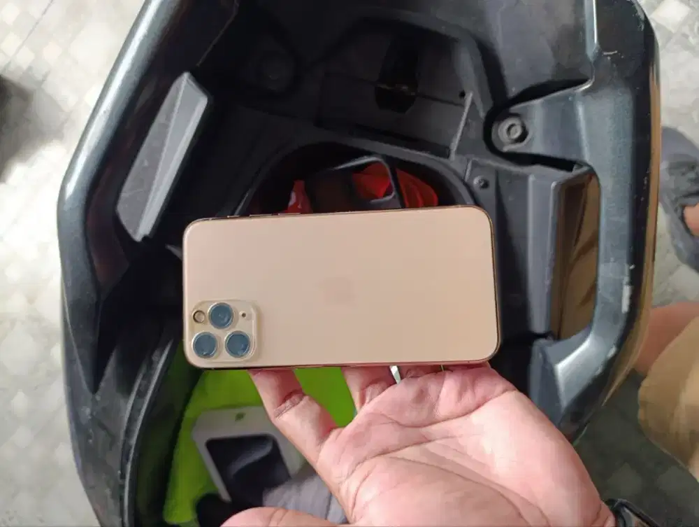 iPhone 11 Pro 256Gb all operator IOS terbaru bebas riset TT ajuin