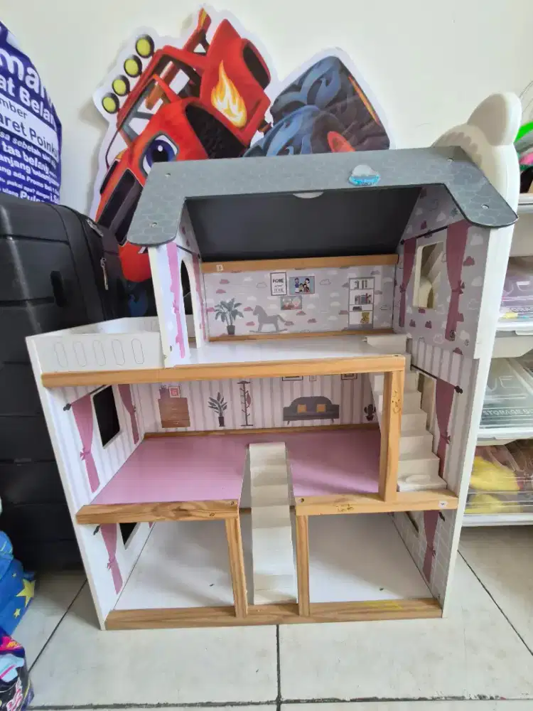 Mainan rumah boneka kayu