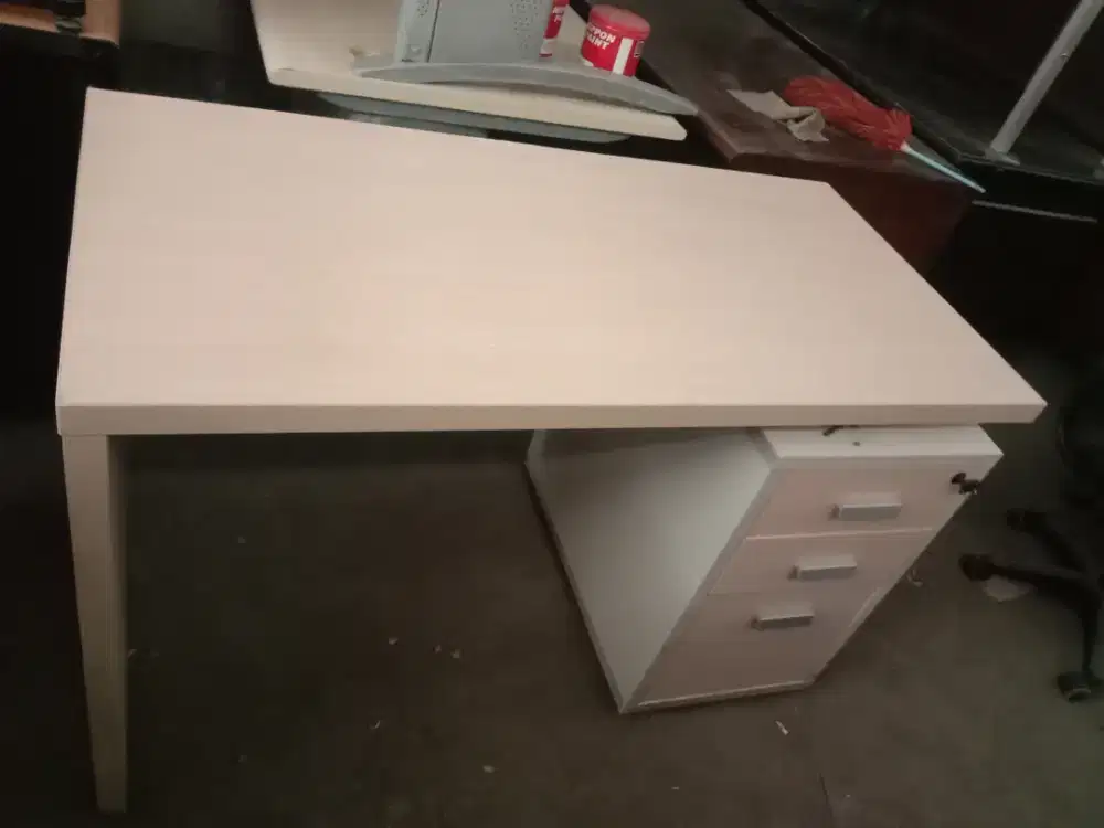 Meja kantor,meja staf