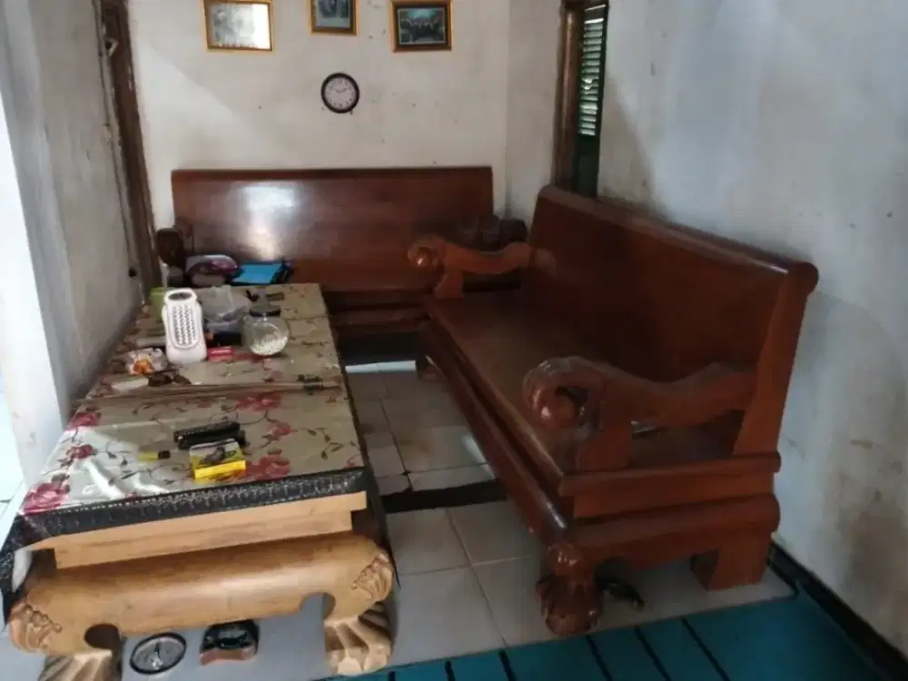 Meja dan kursi jati