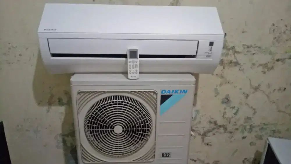 ready AC Daikin 1/2 pk R32 mulus , ori dan dingin