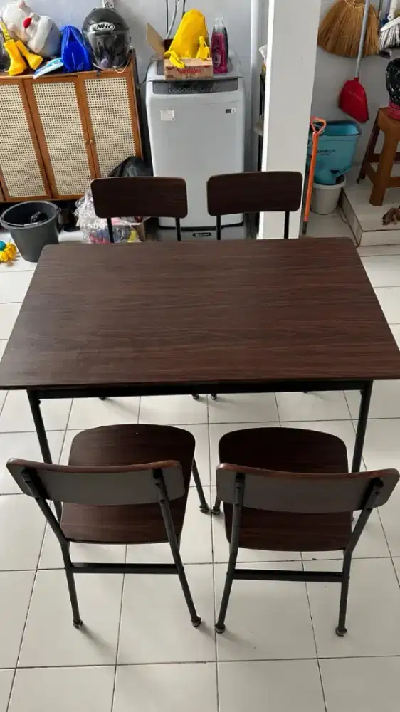 Meja makan Dekoruma