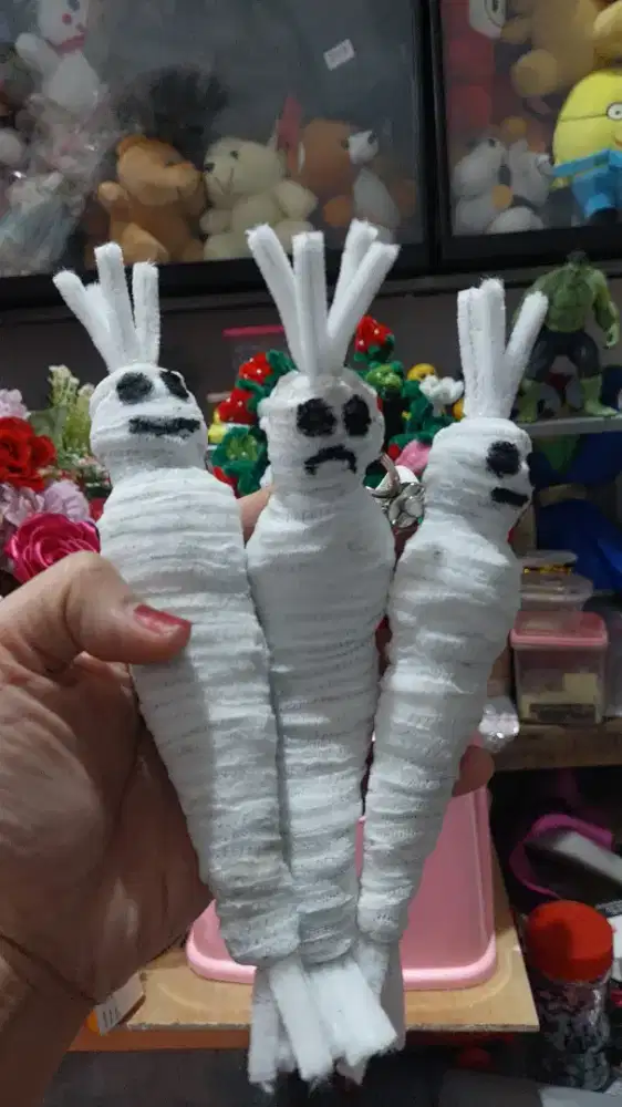 Gantungan kunci pocong dan monyet
