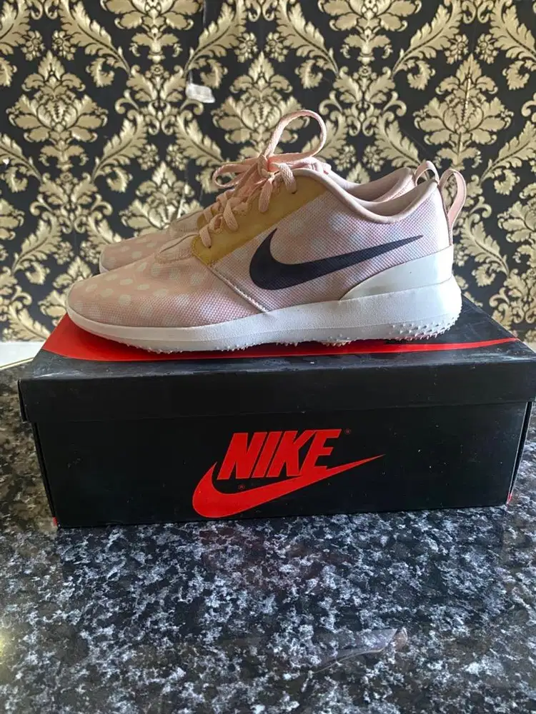 Sepatu golf wanita