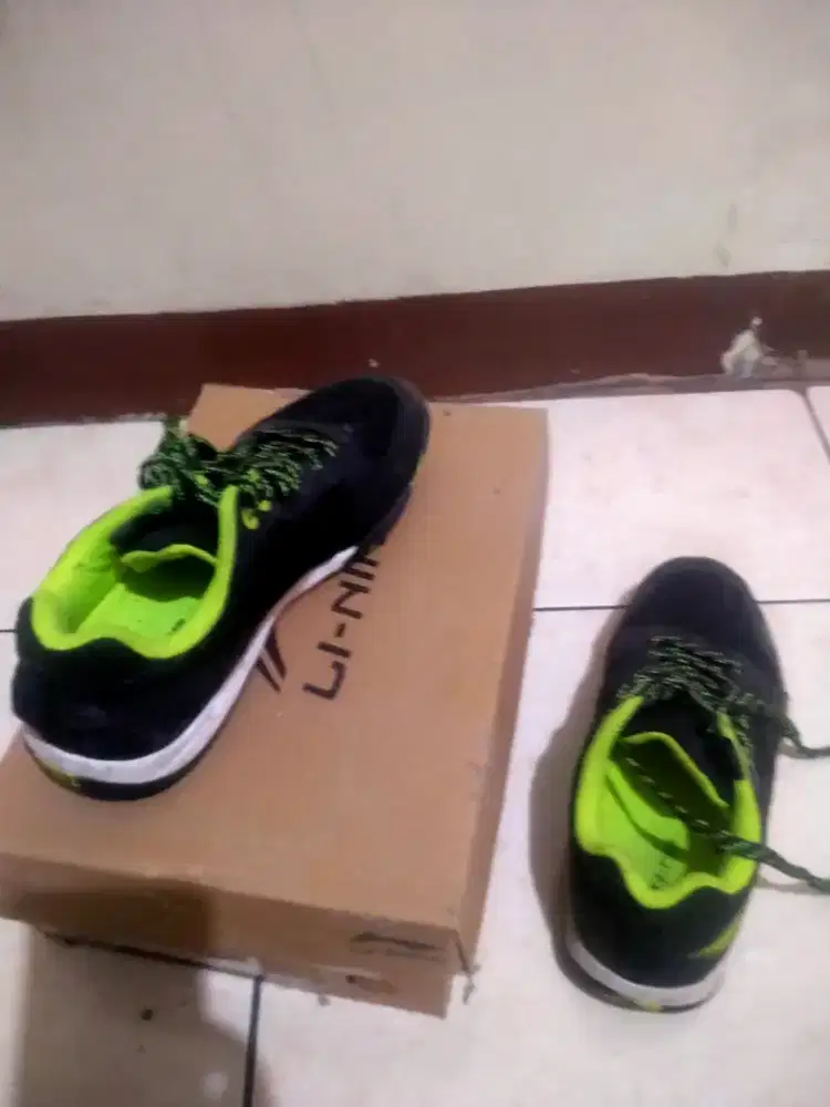 Jual raket hundred dan sepatu lining
