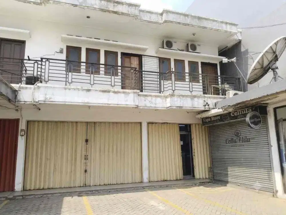 Disewakan ruko gandeng di Kahfi Jagakarsa 
Jakarta Selatan 
Luas tanah 120
Luas bangunan 240
PxL : 10 x 12
Kamar mandi 2 
2 lantai 
Harga sewa 350jt