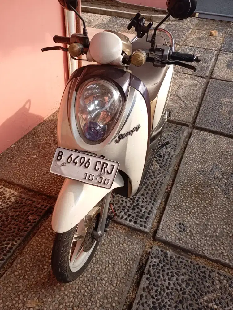 Scoppy 2010 putih