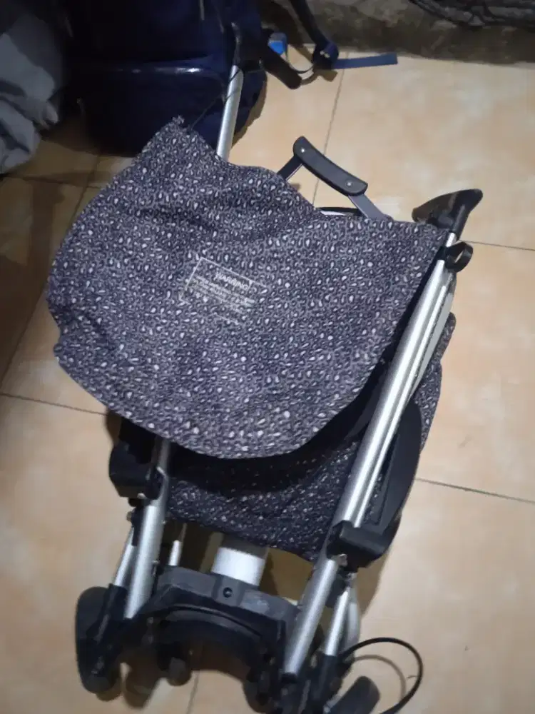 Jual stroller kondisi masi layak pakai lagi BU