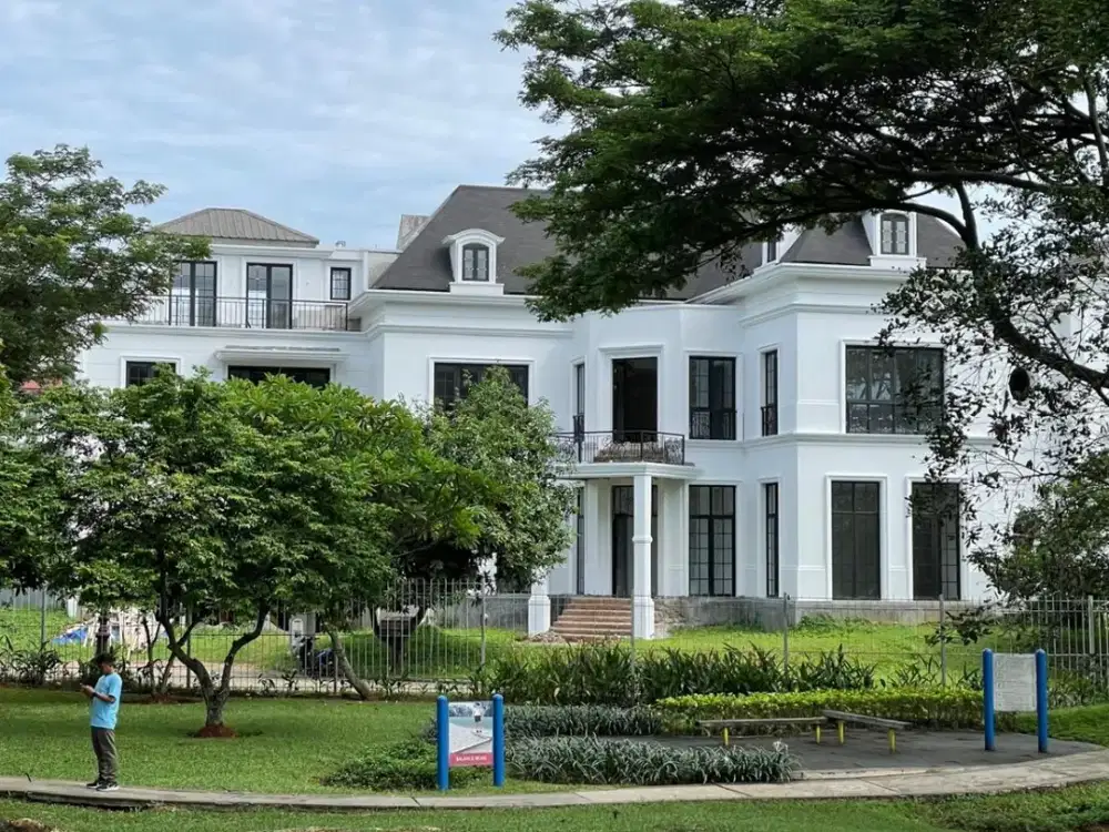 Rumah 3 Lantai 5 Kamar Kolam Renang View Golf di Crown