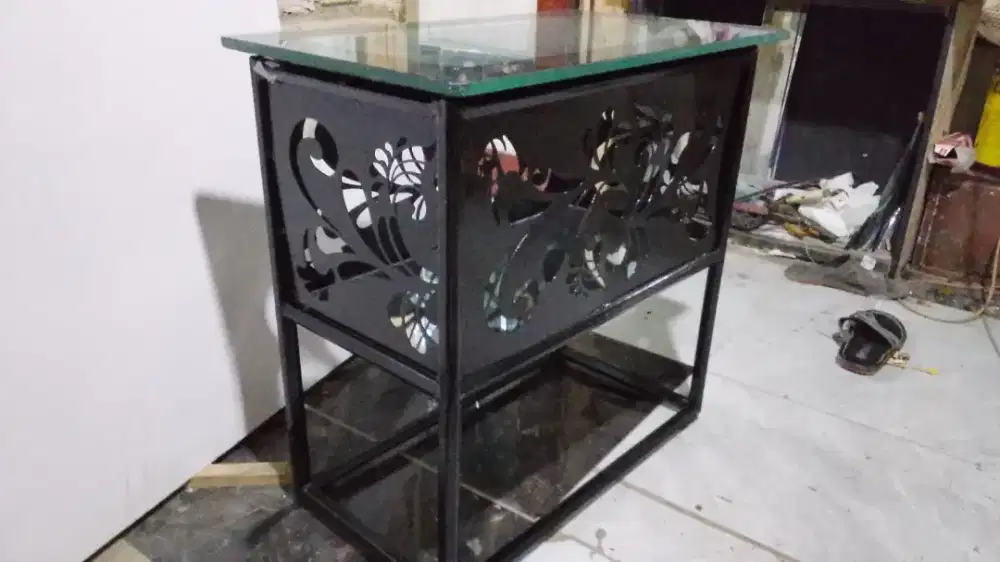 Meja besi alas kaca ukuran P65 × L37 × T63cm