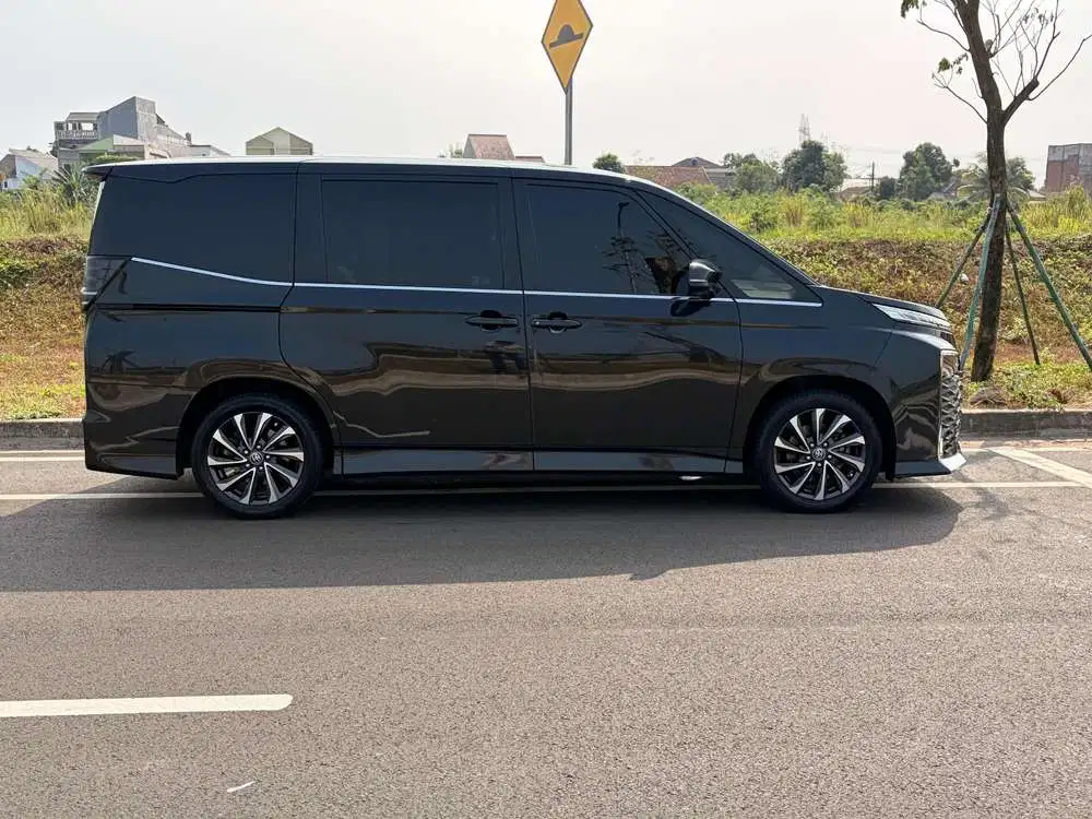 Toyota Voxy 2022 Bensin