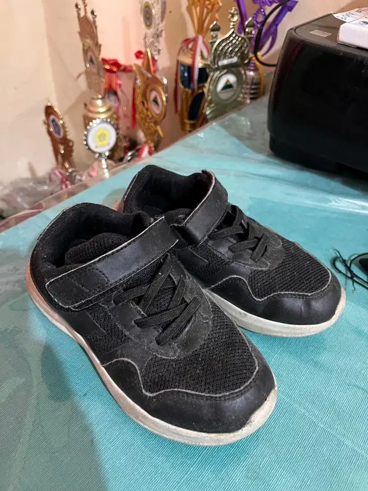 Sepatu sekolah diadora