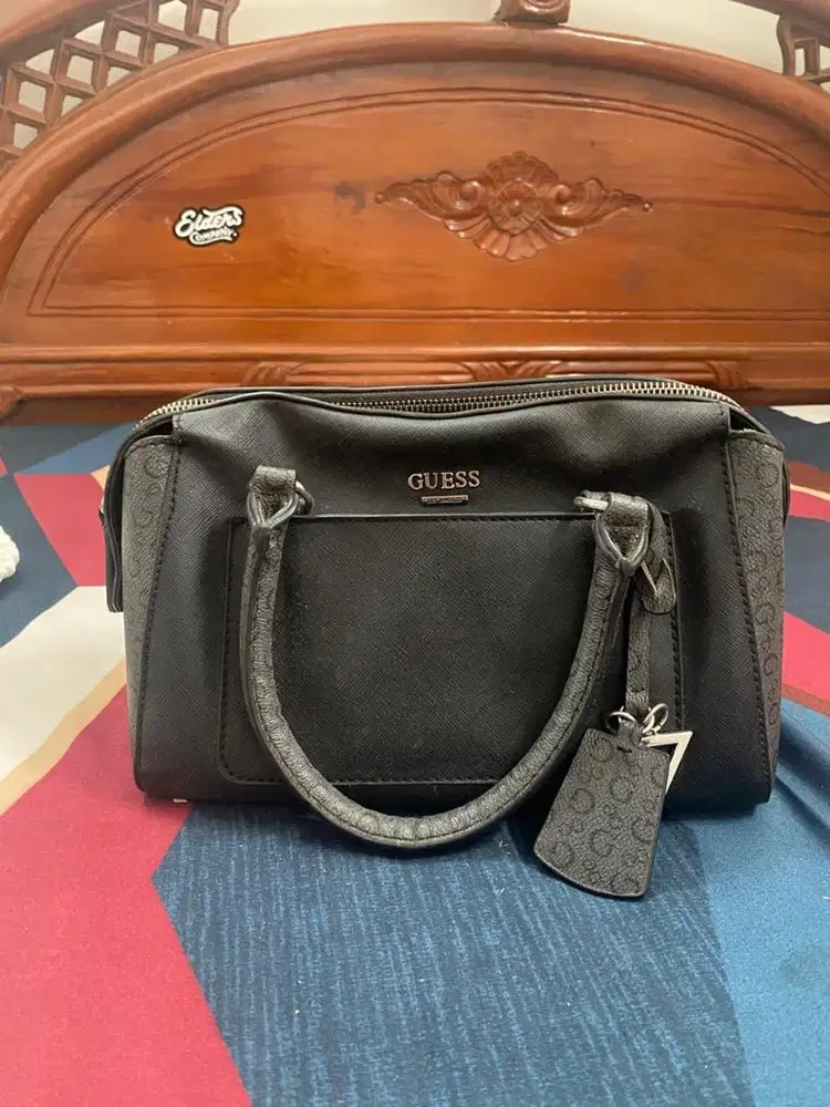 Tas merek Guess sling bag